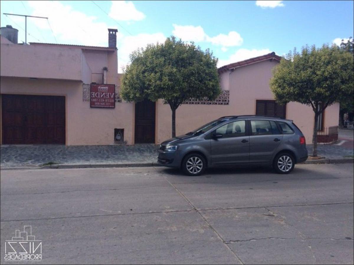 Casa de 3 dormitorios en Buenos Aires, Argentina No. 7255