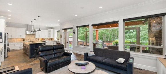 5 bedrooms House in British Columbia, Canada No. 1057 6