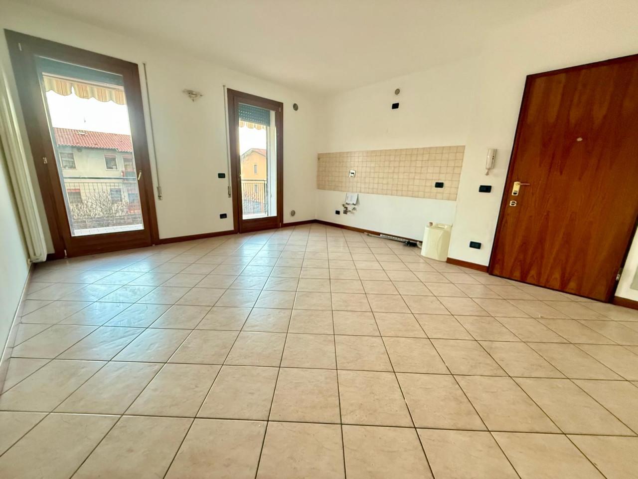 3 rooms Apartment in Torri di Quartesolo, Italy No. 230483