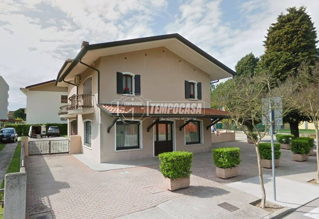 3 bedrooms Apartment in Jesolo, Italy No. 288262