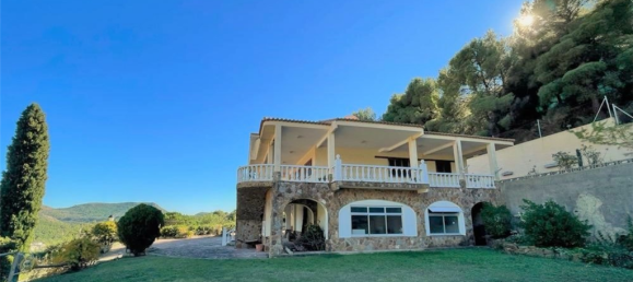 5 bedrooms Villa in Serra, Spain No. 3136 7