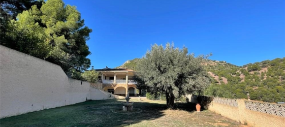 5 bedrooms Villa in Serra, Spain No. 3136 4