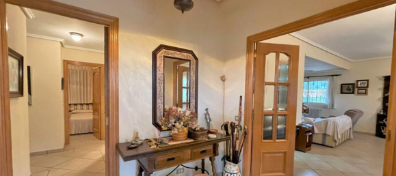 5 bedrooms Villa in Serra, Spain No. 3136 16