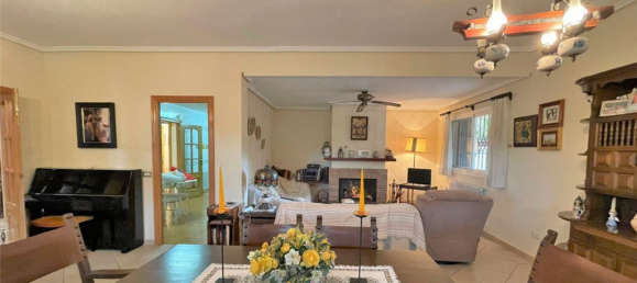 5 bedrooms Villa in Serra, Spain No. 3136 18