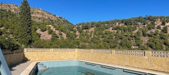 5 bedrooms Villa in Serra, Spain No. 3136 2