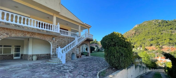 5 bedrooms Villa in Serra, Spain No. 3136 9