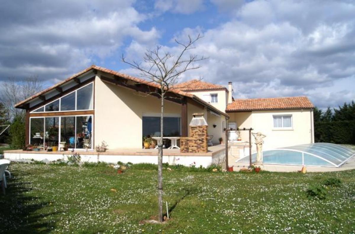 299m² Office in Ruffec, France No. 22781