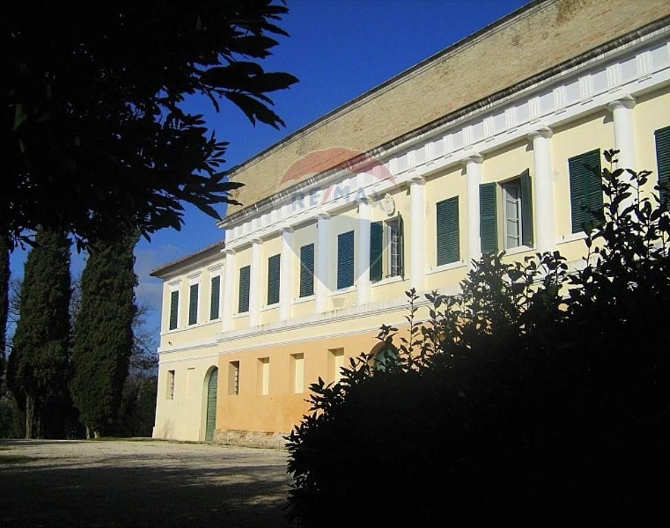 60-Zimmer Villa in Appignano, Italy, Nr. 5673
