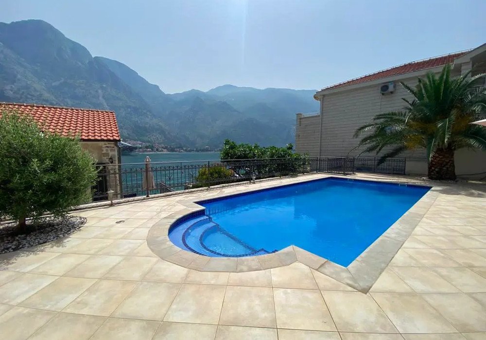 2 bedrooms House in Kotor, Montenegro No. 1728