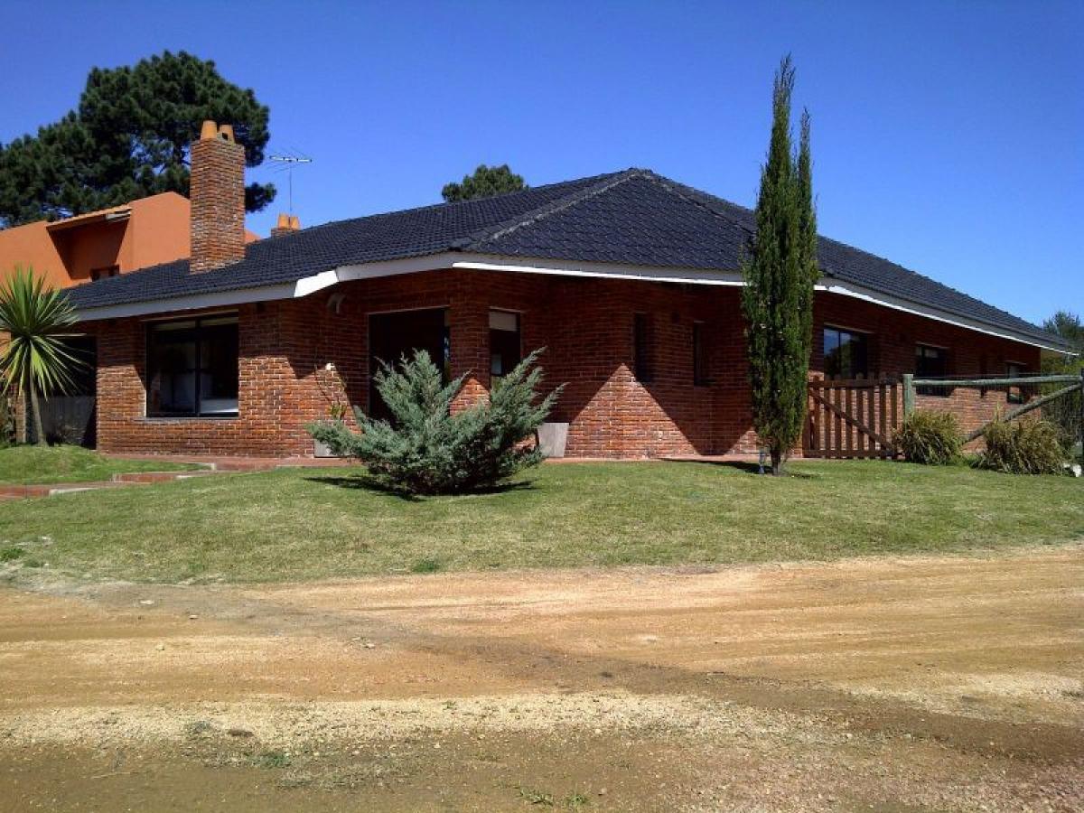 3 bedrooms House in Maldonado, Uruguay No. 8198