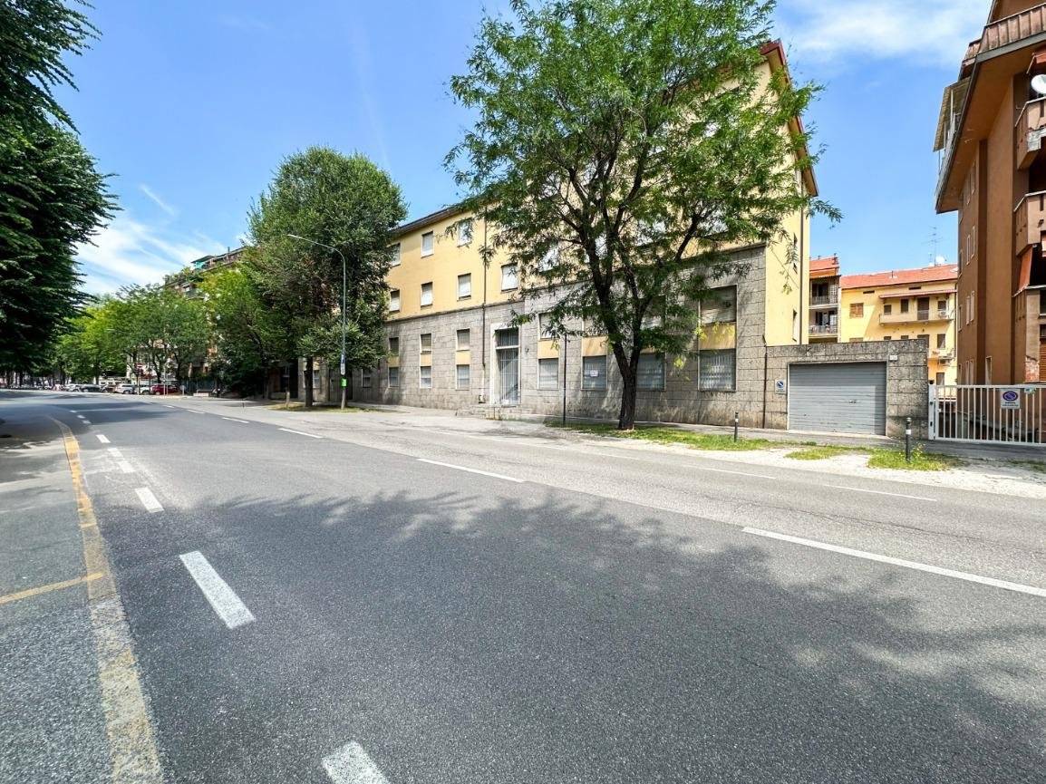 Propiedad comercial de 5 habitaciónes en Cremona, Italy No. 106526