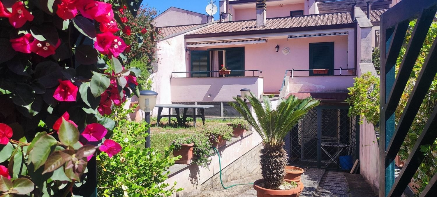 5 bedrooms Villa in Fondi, Italy No. 347512