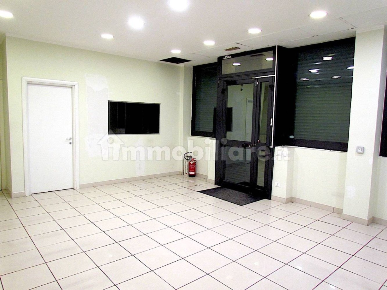2 rooms Commercial property in Milan, Italy No. 246942