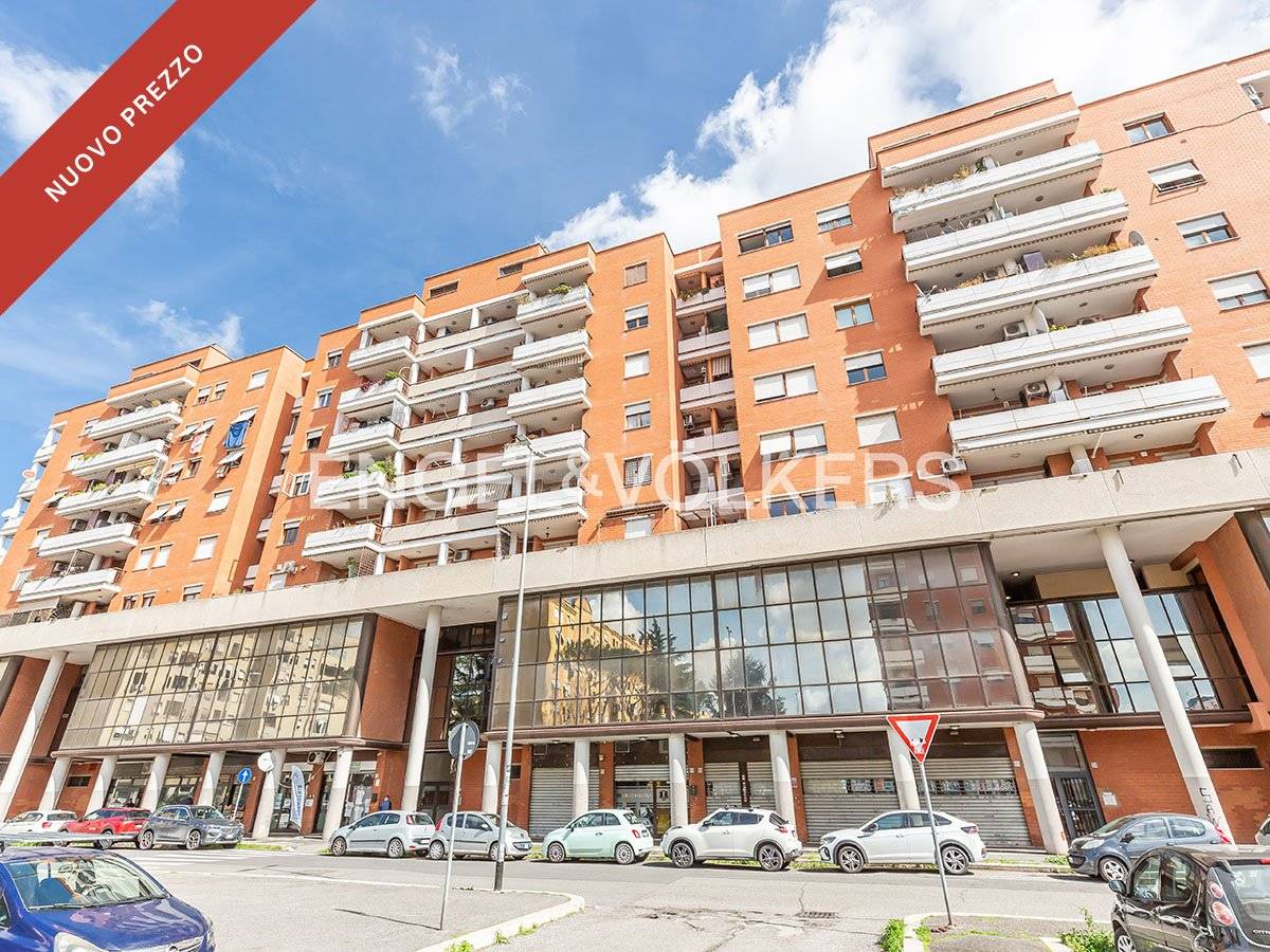 2 rooms Commercial property in Rome, Italy No. 63020