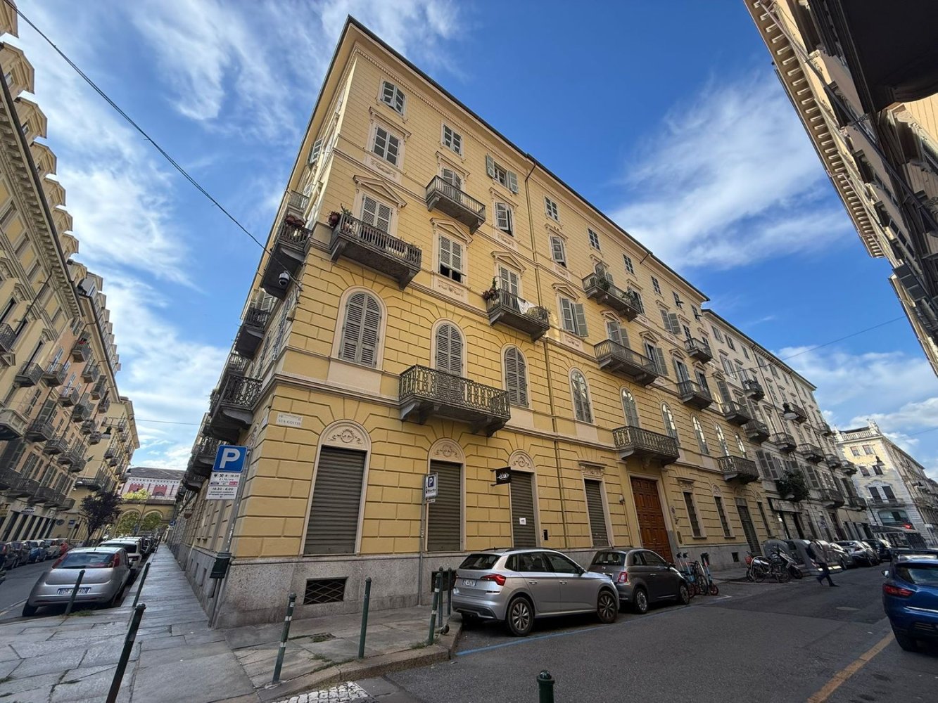 Квартира с 5 спальнями в Турин, Италия № 375207