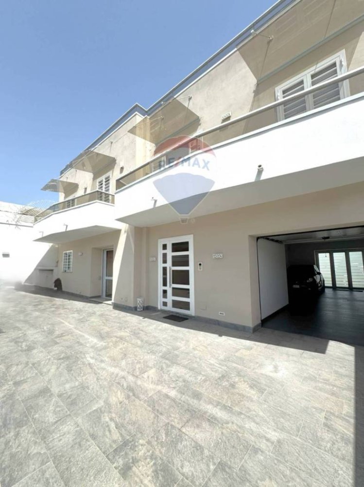 8 bedrooms House in Naples, Italy No. 317002