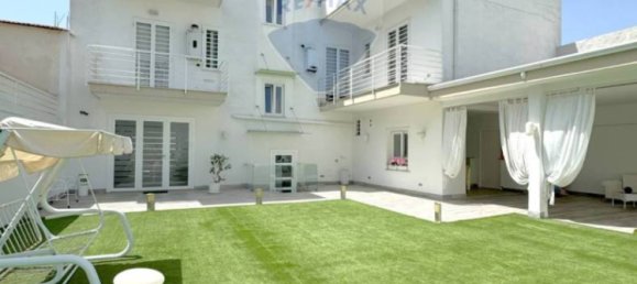 8 bedrooms House in Naples, Italy No. 317002 14