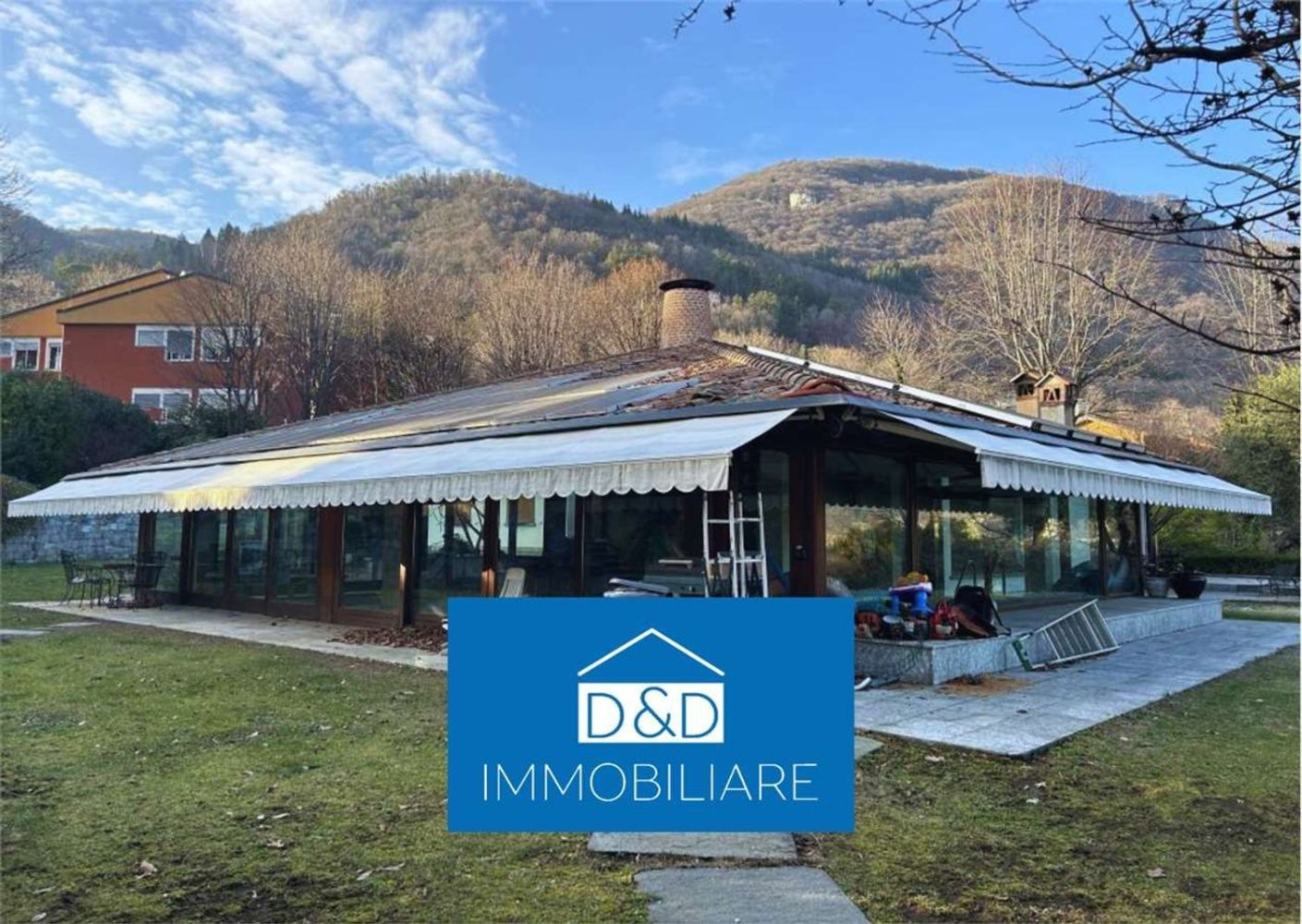 Villa de 7 habitaciónes en Erba, Italy No. 16502