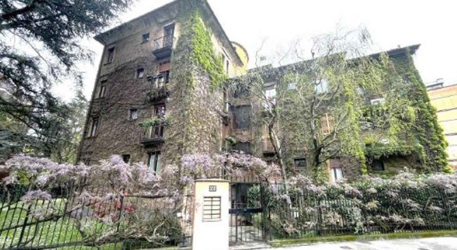 4 rooms Apartment in Milan, Italy No. 245001
