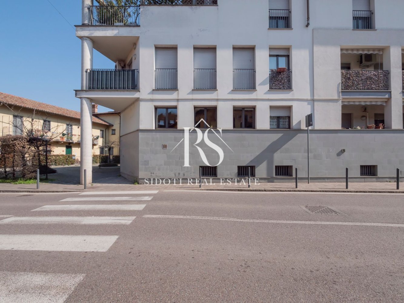 155m² Office in Settimo Milanese, Italy No. 226873