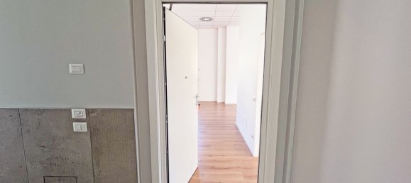 Oficina en Busto Arsizio, Italy 326 m² No. 74960 14