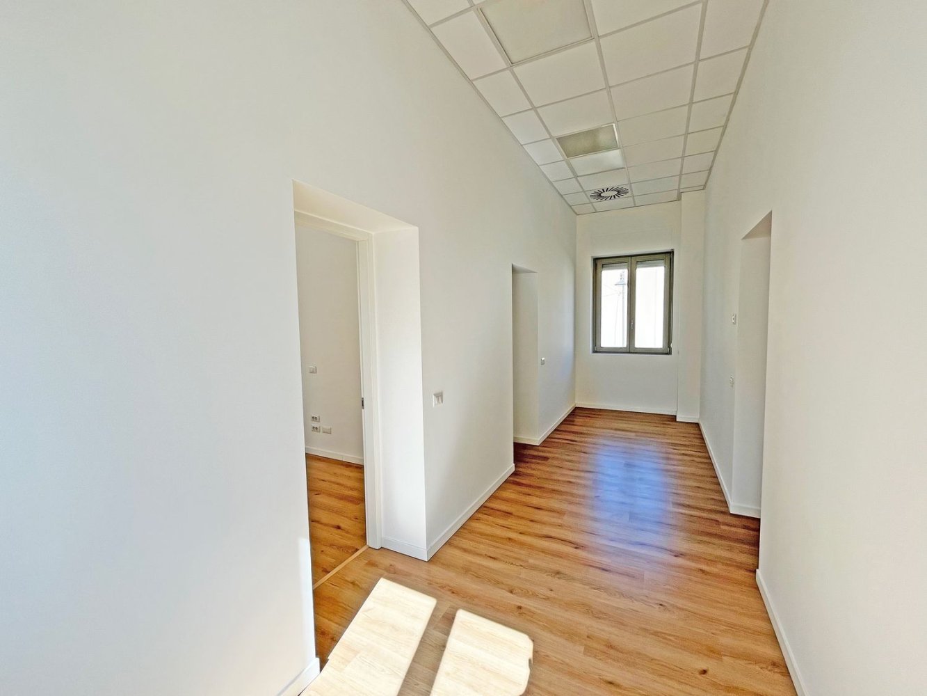 Oficina en Busto Arsizio, Italy 326 m² No. 74960
