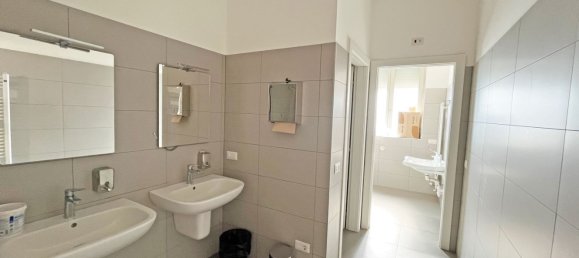 Oficina en Busto Arsizio, Italy 326 m² No. 74960 24