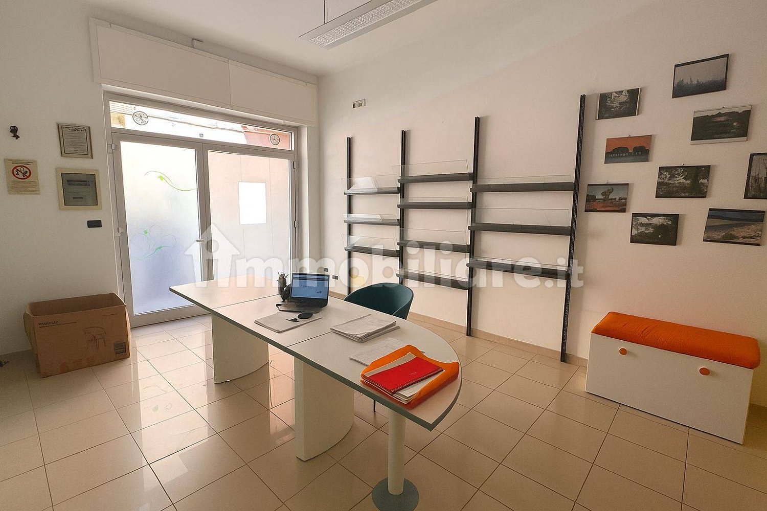 Propiedad comercial de 2 habitaciónes en Monopoli, Italy No. 329967