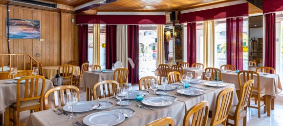 138m² Commercial property in Quarteira, Portugal No. 68013 5