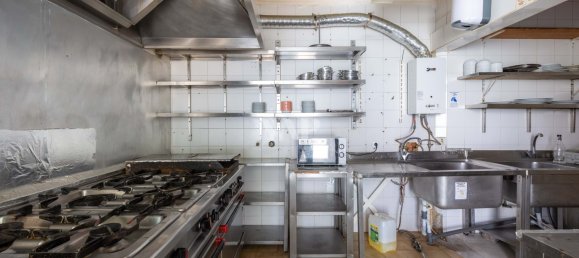 138m² Commercial property in Quarteira, Portugal No. 68013 7