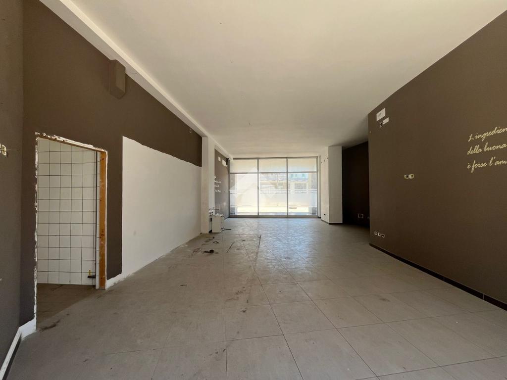 Imóvel comercial de 2 divisões em Cosenza, Italy N.º 41591