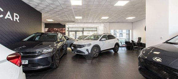 196m² Commercial property in Odivelas, Portugal No. 70693 6