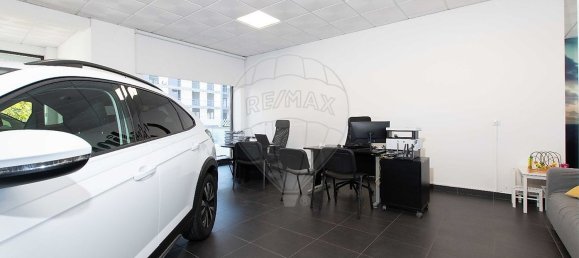 196m² Commercial property in Odivelas, Portugal No. 70693 8