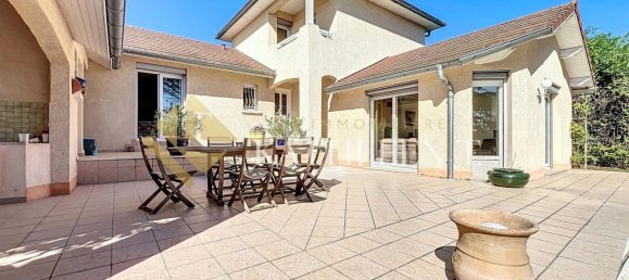 4 bedrooms Villa in Bourgoin-Jallieu, France No. 302356 3