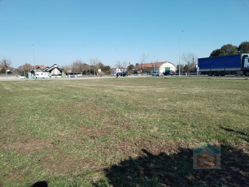 Terreno en Udine, Italy 1560 m² No. 64019