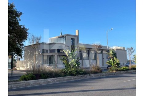 488m² Building in Cascais, Portugal No. 67159