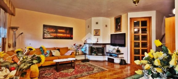 8 rooms House in Gualdo Tadino, Italy No. 79744 7