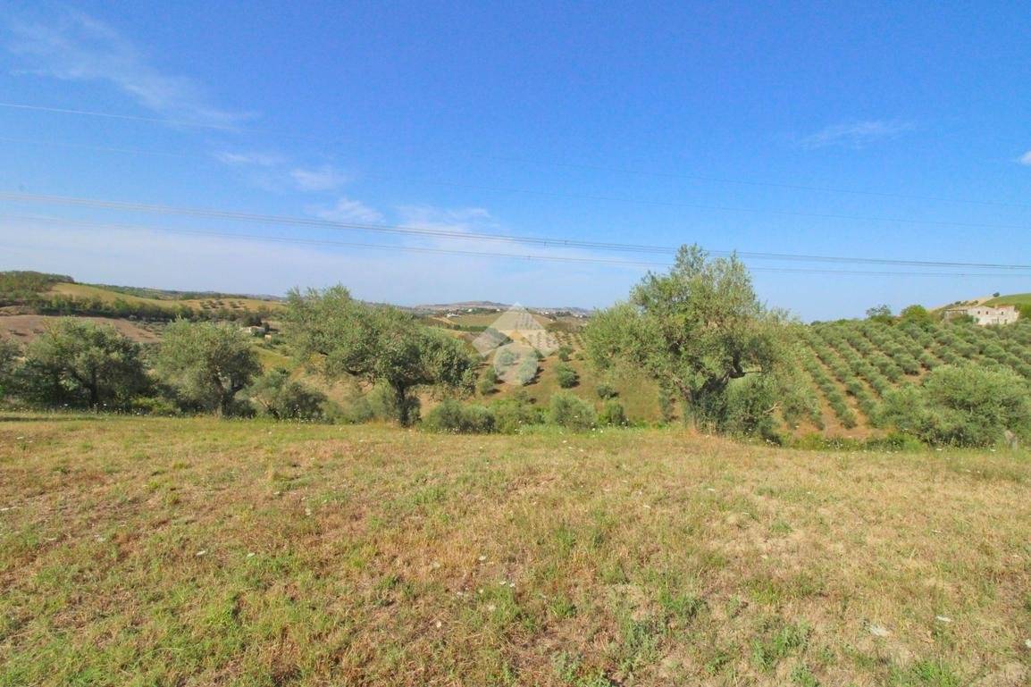 19070m² Land in Penne, Italy No. 87911