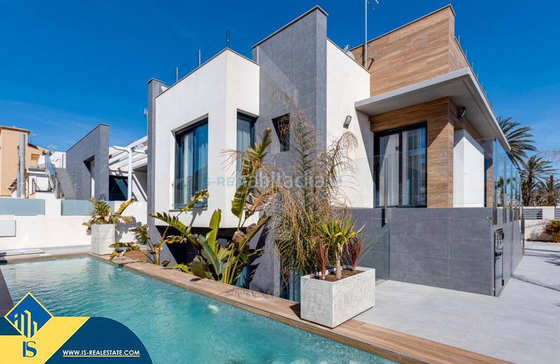 4 bedrooms House in Torrevieja, Spain No. 131928