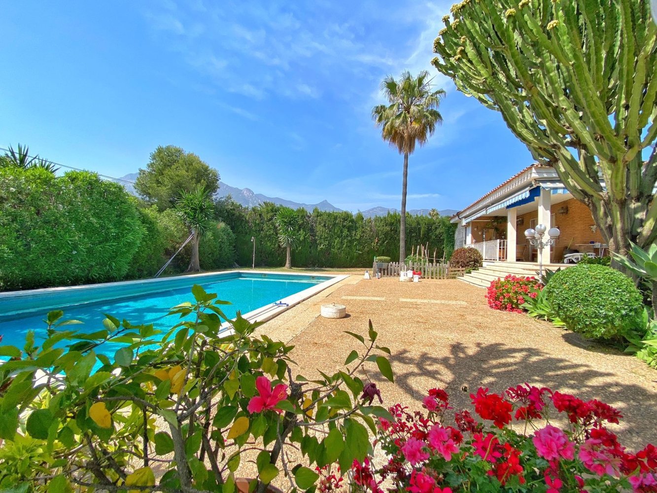 Villa de 4 dormitorios en Marbella, Spain No. 134217