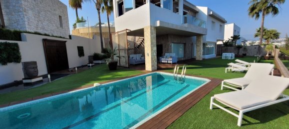 4 bedrooms Villa in Estepona, Spain No. 45491 2