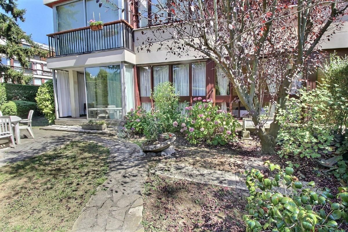 2 bedrooms Apartment in Fontenay-le-Fleury, France No. 187411