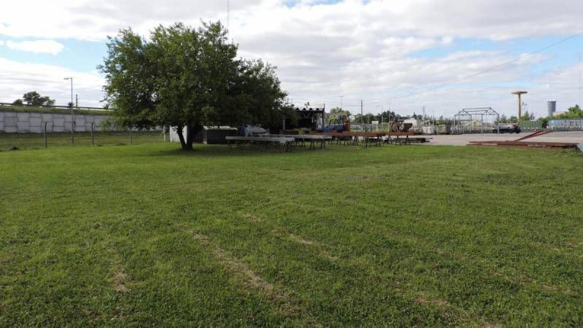 Gebäude in Berazategui, Argentina 500m², Nr. 104019