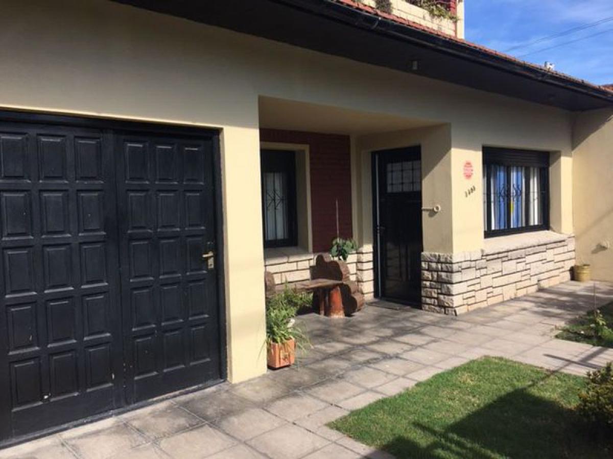 3 bedrooms House in Mar del Plata, Argentina No. 75951