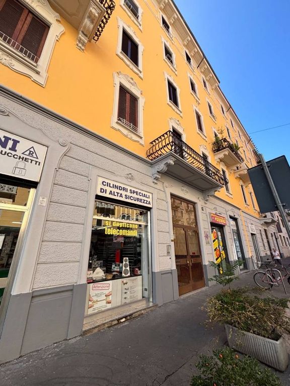 4 bedrooms Apartment in Milan, Italy No. 332154