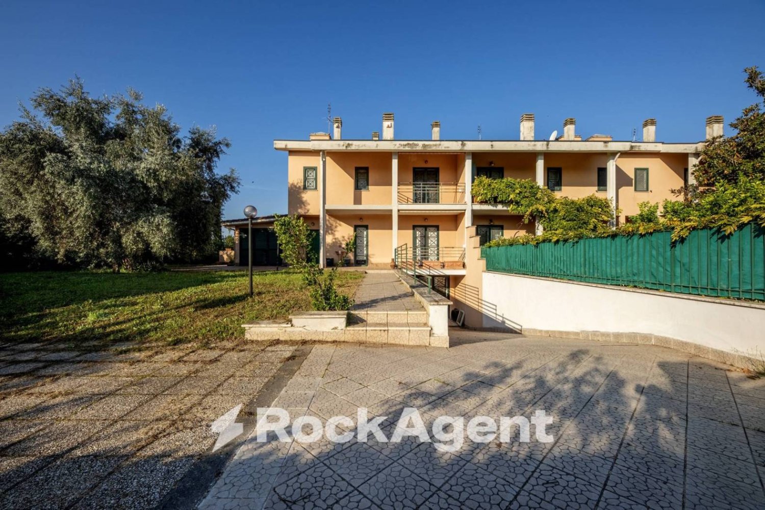 3 bedrooms Villa in Rome, Italy No. 196418