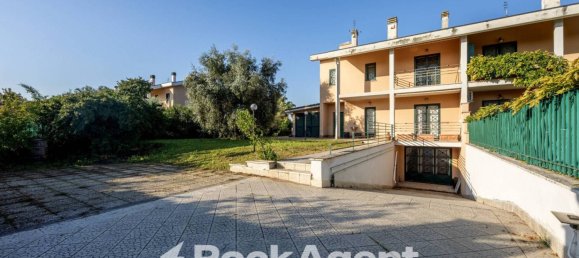3 bedrooms Villa in Rome, Italy No. 196418 2