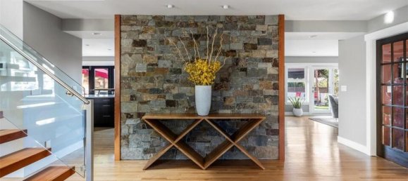 5 bedrooms House in British Columbia, Canada No. 1330 9