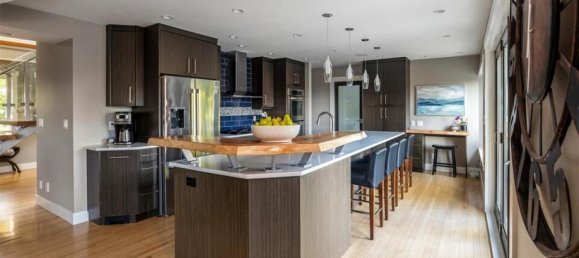 5 bedrooms House in British Columbia, Canada No. 1330 12