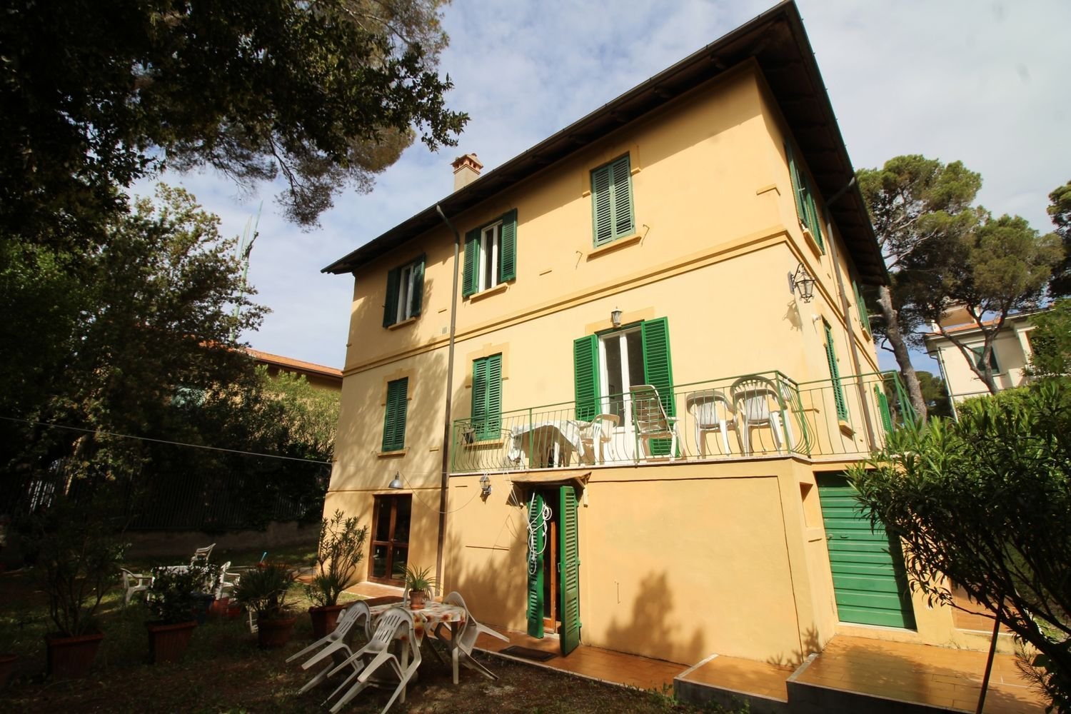 9 rooms Villa in Livorno, Italy No. 90211